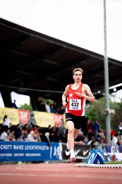 Silas Zahlten (LG Brillux Muenster) am 29.05.2022 waehrend der Deutschen Meisterschaften Langstaffel im Otto-Schott-Sportzentrum in Mainz